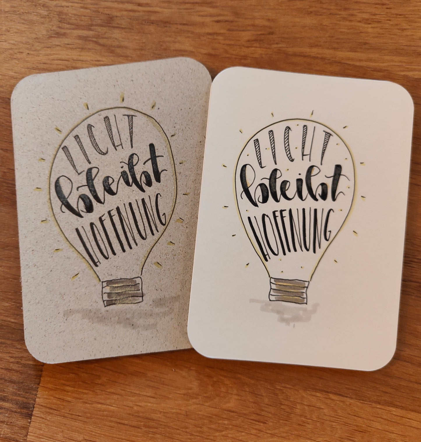 Licht bedeutet Hoffnung – handgezeichnete Postkarte mit Glühbirnen-Motiv