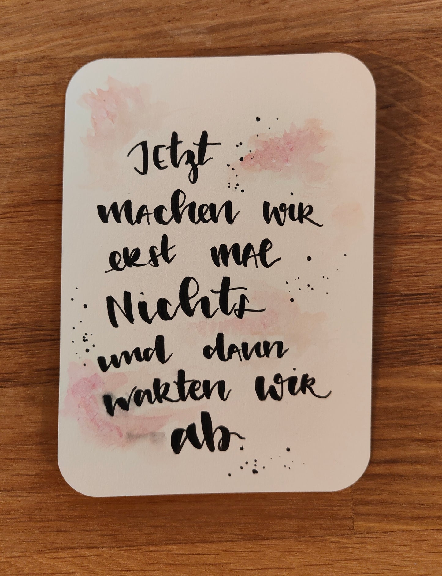 Lustige Spruchkarte Jetzt machen wir erst mal nichts – humorvolle Postkarte mit modernem Handlettering