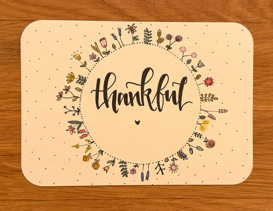 Handgemachte Dankeskarte „Thankful“ mit verspielten Blumen