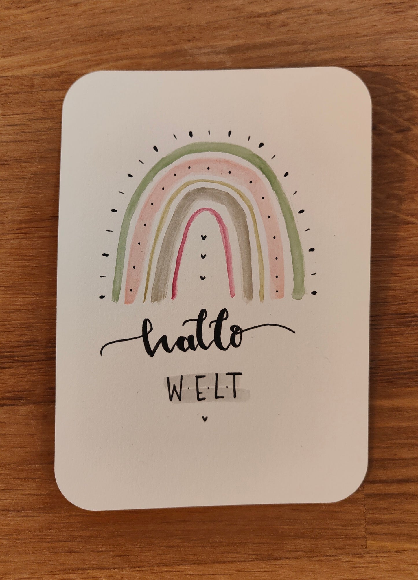 Hallo Welt Karte zur Geburt mit Boho Regenbogen – handgemalte Baby Willkommenskarte in Pastell