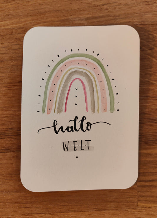 Hallo Welt Karte zur Geburt mit Boho Regenbogen – handgemalte Baby Willkommenskarte in Pastell
