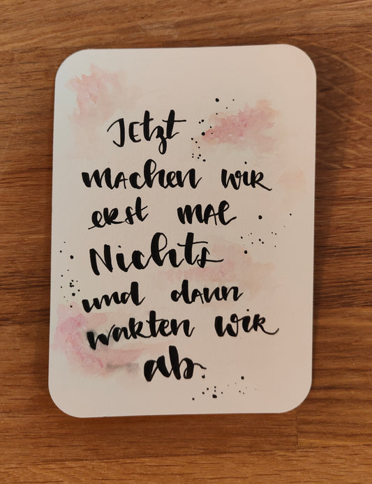 Lustige Spruchkarte Jetzt machen wir erst mal nichts – humorvolle Postkarte mit modernem Handlettering