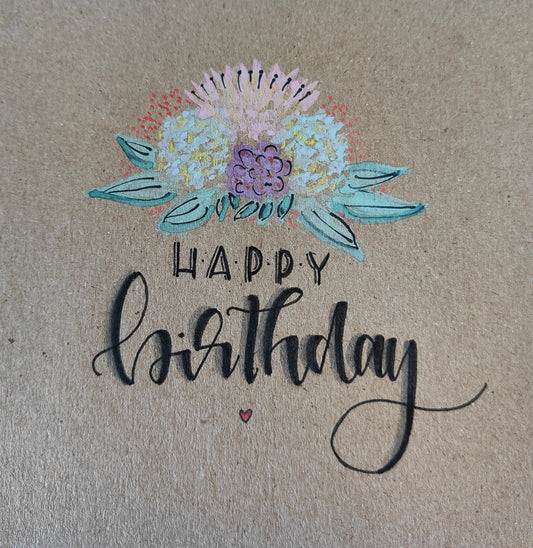 Happy Birthday Karte auf Kraftpapier mit Blumen – florale Geburtstagskarte im Boho Stil