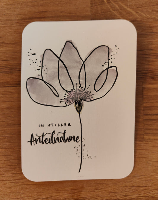 Trauerkarte In stiller Anteilnahme mit handgemalter Blume – stilvolle Beileidskarte schlicht & modern