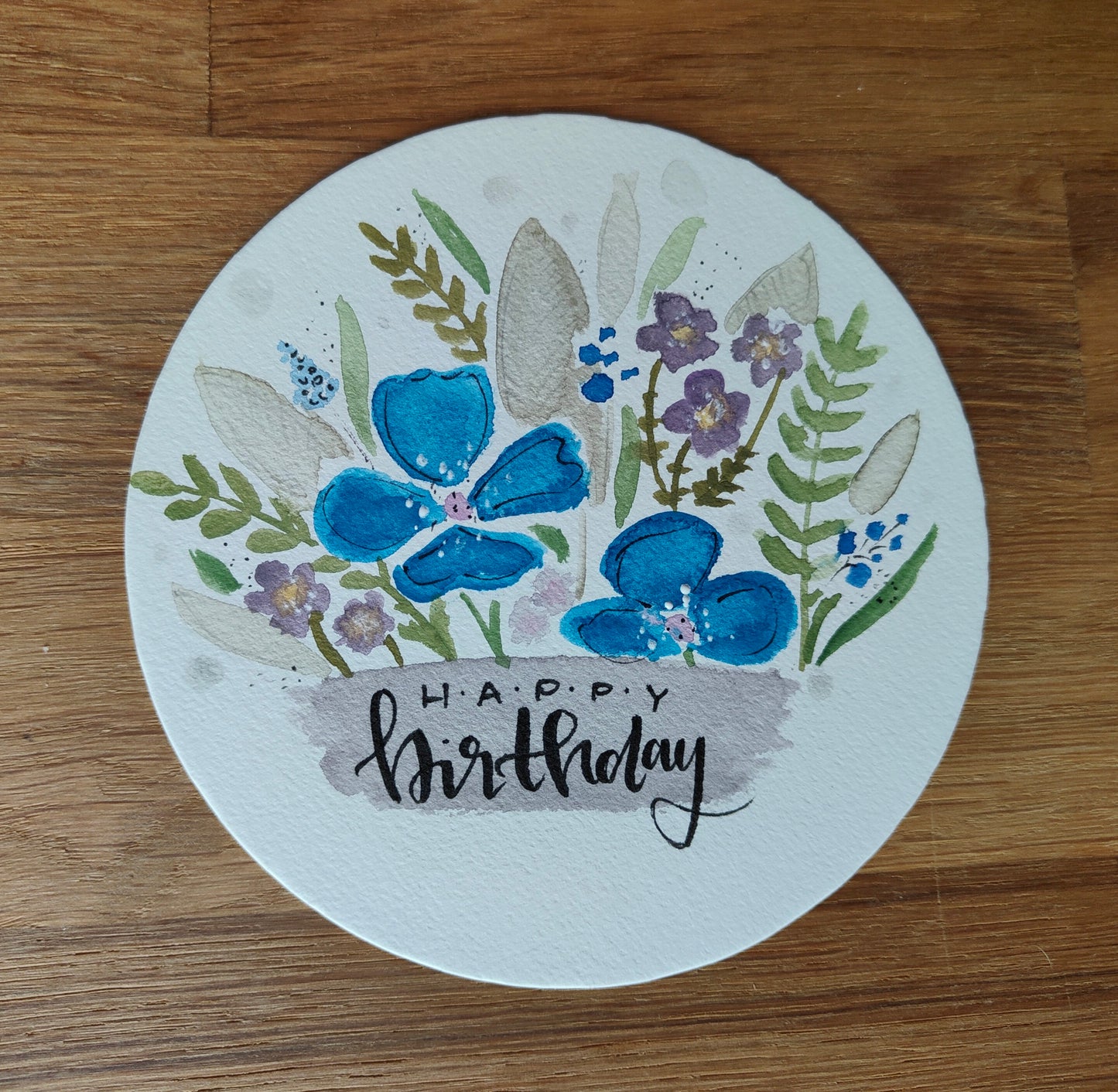 Runde Happy Birthday Karte mit Blumen – handgemalte Geburtstagskarte im Aquarell Stil